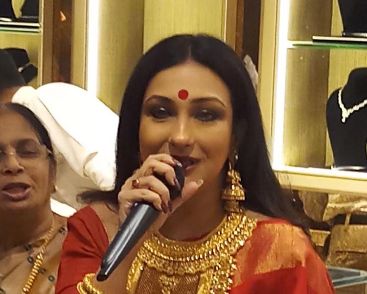 Rituparna sengupta inaugurating the new store of Shyam Sundar co Jewelers