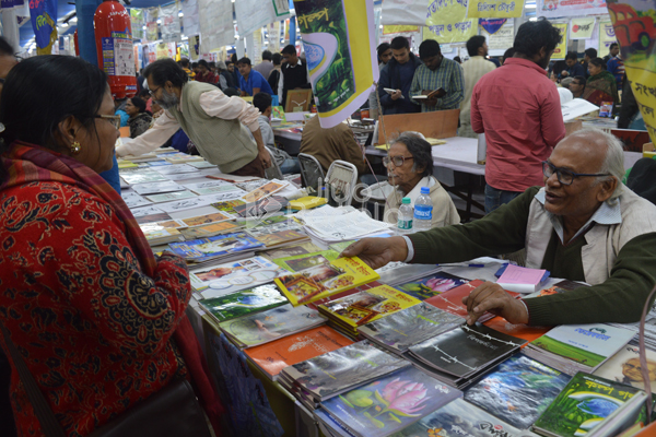 কচিকাঁচা থেকে মাঝ বয়সী,  প্রবীণ নাগরিক সকলেই হাজির বই পাব্বণে