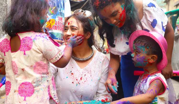 Suchandra Vaniya played holi with street children