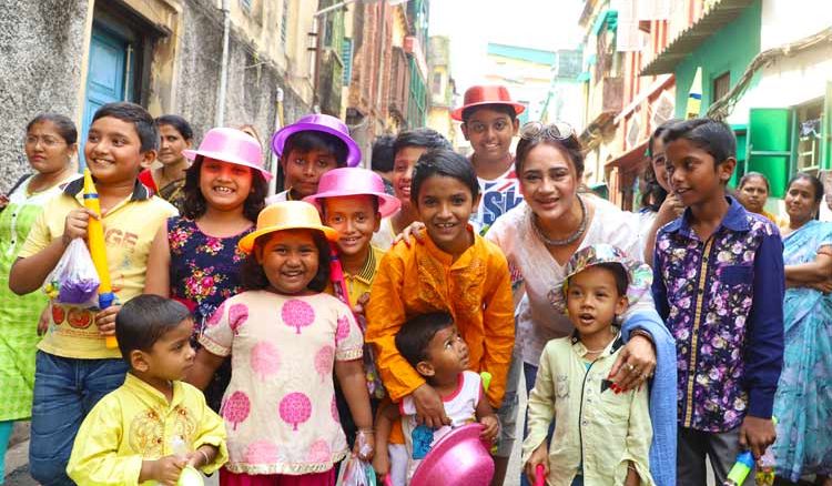 Suchandra Vaniya played holi with street children