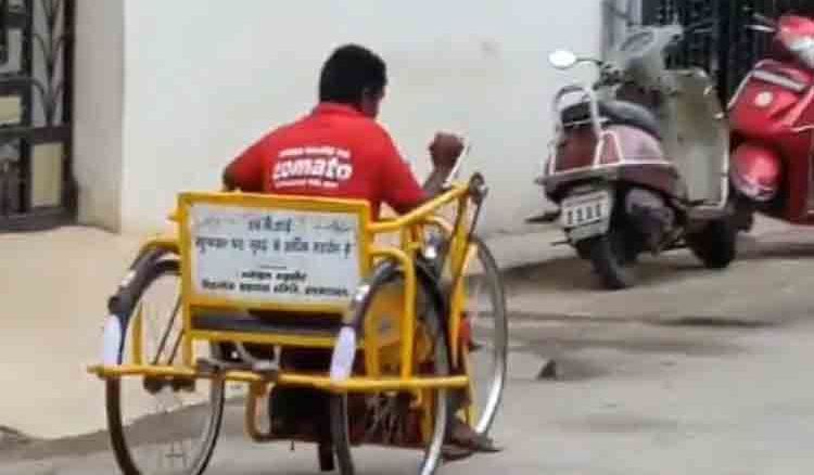 Online food delivery boy delivers food by tri-cycle