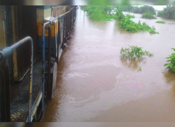 শনিবার থেকে্ একটানা বৃষ্টি, থমকে রেল