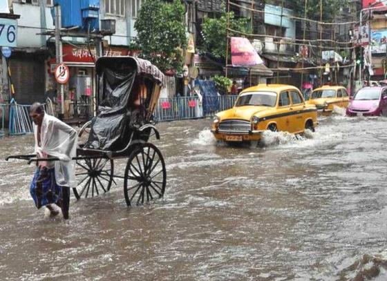 একটানা বৃষ্টিতে বানভাসি কলকাতা,  আজও দিনভর