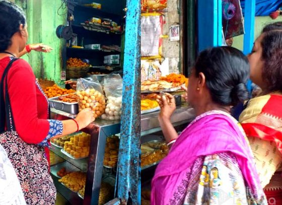 হাতে সময় কই! জন্মাষ্টমীতে দেদার বিকোচ্ছে ‘রেডিমেড’ তালের বড়া, নাড়ু, মালপোয়া