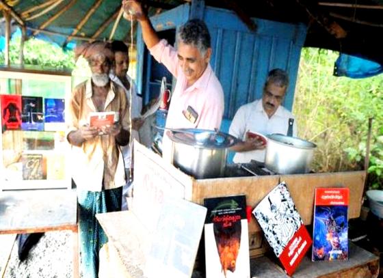 রাস্তার ধারের চায়ের দোকানে আস্ত লাইব্রেরি