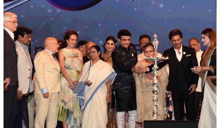 Shahrukh learned Bengali at KIFF from Rakhi Gulzar on stage