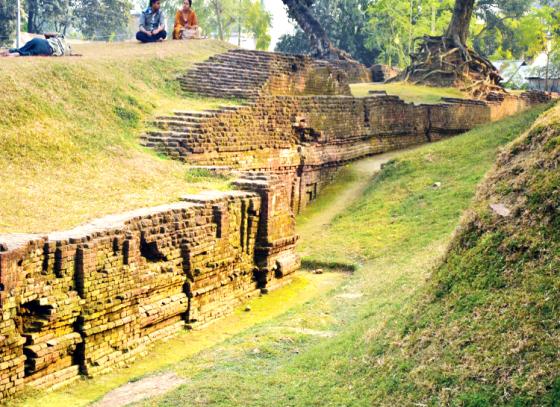 গৌরবময় বাংলার অতীত ঘুমিয়ে চন্দ্রকেতুগড়ে