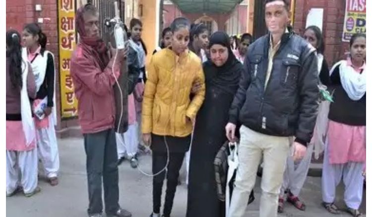 Bareli girl stood exam with oxygen cylinders