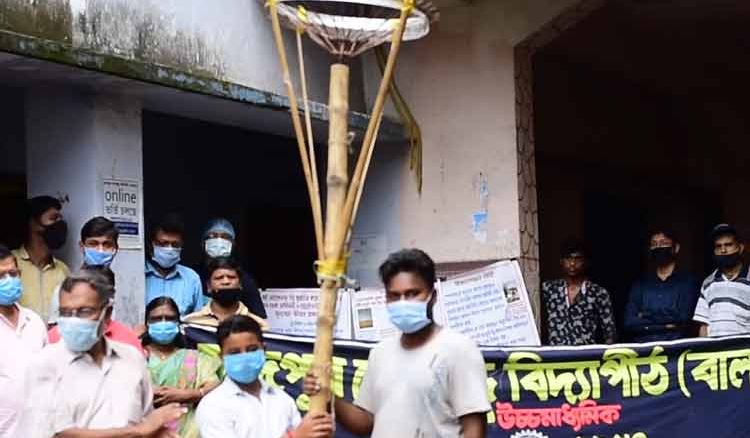 বজ্রপাত আটকাতে খুদে ছাত্রের আবিষ্কার ‘বজ্রবহ যন্ত্র’