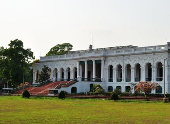 জাতীয় গ্রন্থাগারের কোন কক্ষে থাকেন হেস্টিংস সাহেবের ভূত?