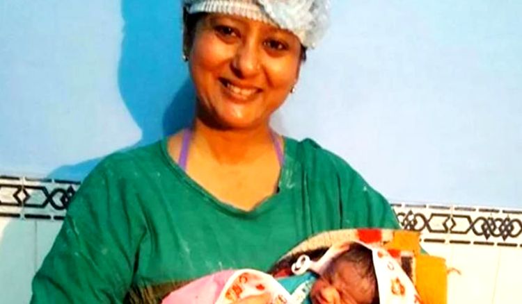 This Doctor From Varanasi  Does Not Charge Fee from mothers delivering girl children in her hospital