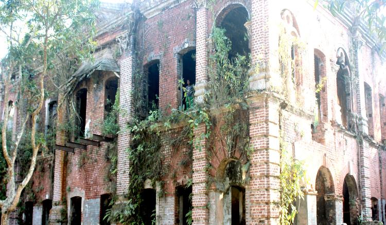 এক মৈথিলী ব্রাহ্মণের তত্ত্বাবধানে পত্তন হয় এই রাজবাড়ির