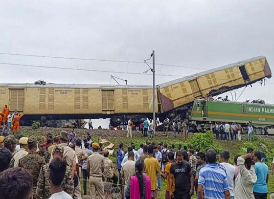 Goods Train Collides With Kanchanjungha Express In Bengal, Causing 8 Deaths And Many Injured
