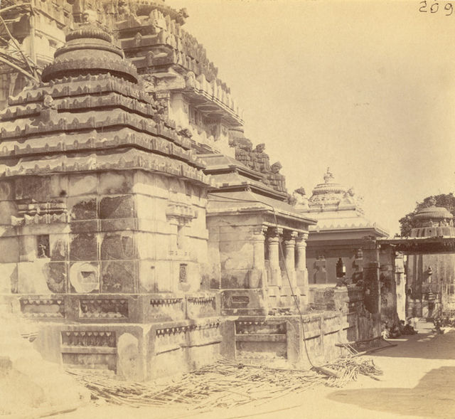 640px-Minor_temples_in_Jagannath_Puri