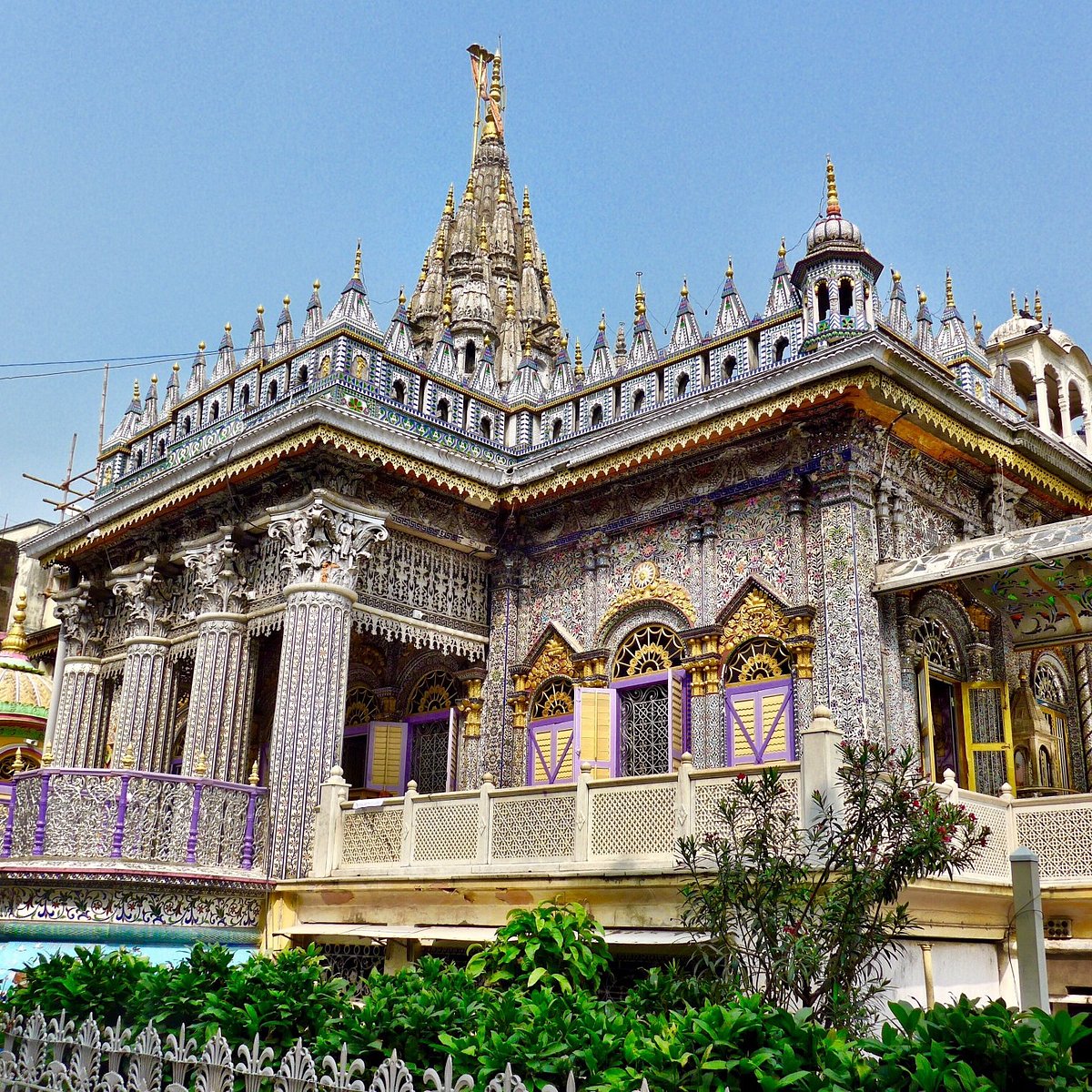 jain-temple-full-of-glitter